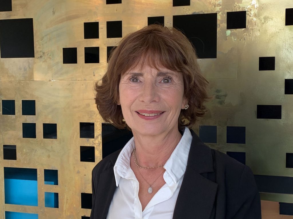 Aline le Guluche est ambassadrice de la lutte contre l’illettrisme. Elle est l’auteur du livre : « J’ai appris à lire à 50 ans »