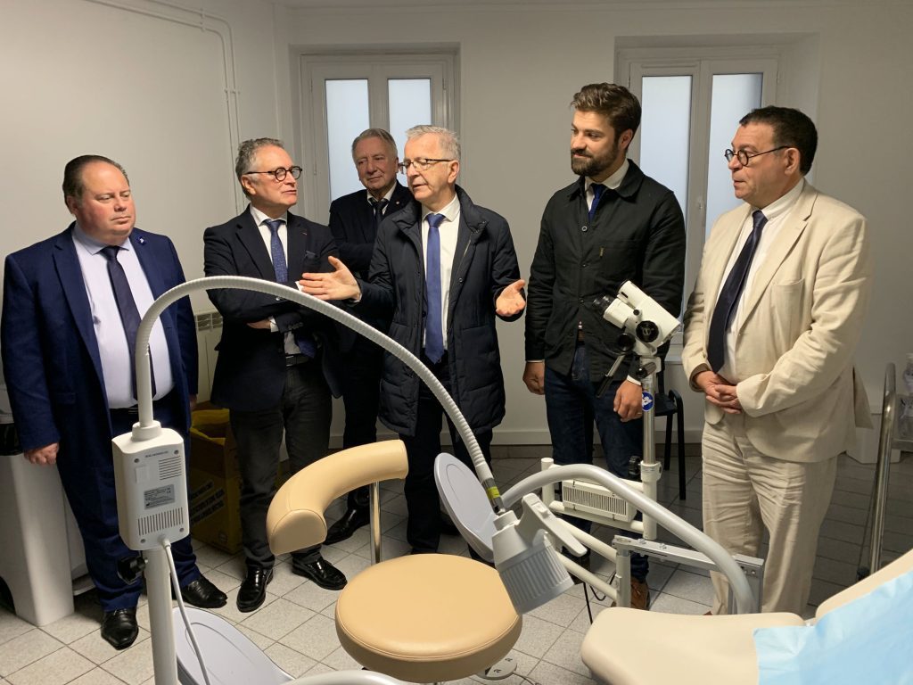 Le président de la Région et le maire de Salbris, François Bonneau et Alexandre Avril, ont signé cette convention qui permet à la communauté de communes d’avoir une nouvelle offre médicale.