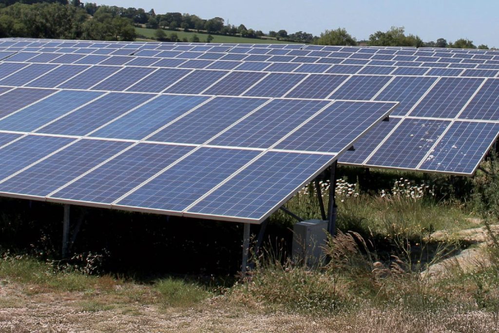 Friches industrielles, terres d’avenir : le pari solaire de TotalEnergies