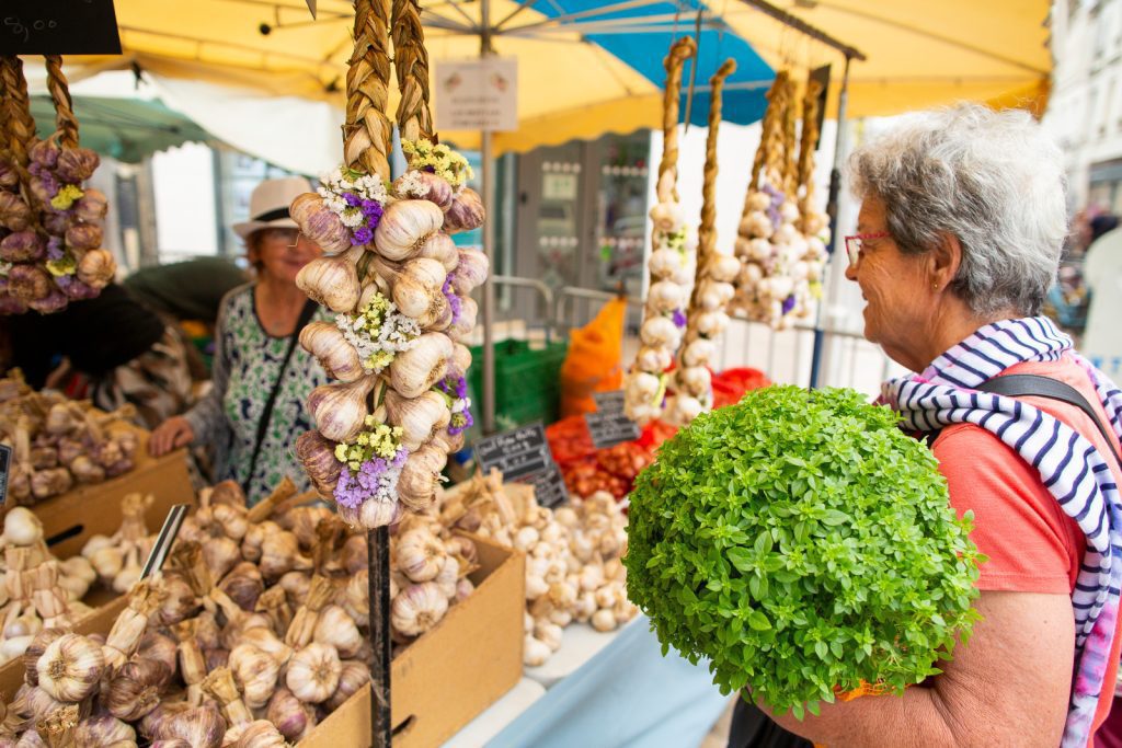 Foire a l'ail et au basilic a Tours vendredi 26 juillet 2024.